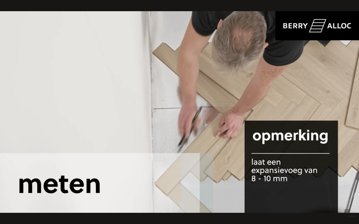 Laat een expansievoeg van 8 à 10 mm