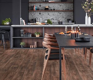 Hoe gebruik je zwart en hout in de keuken voor een warme, trendy look?