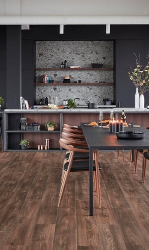 Hoe gebruik je zwart en hout in de keuken voor een warme, trendy look?